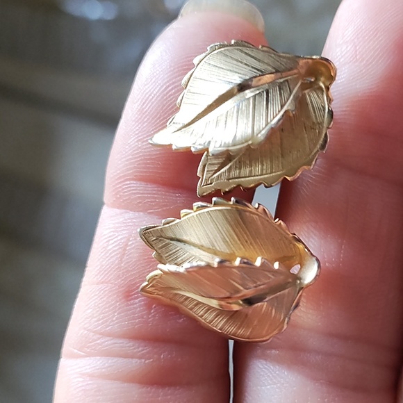 Giovanni Jewelry - GIOVANNI VINTAGE GOLD-TONE DOUBLE LEAF DROP CLIP-ON .8" EARRINGS